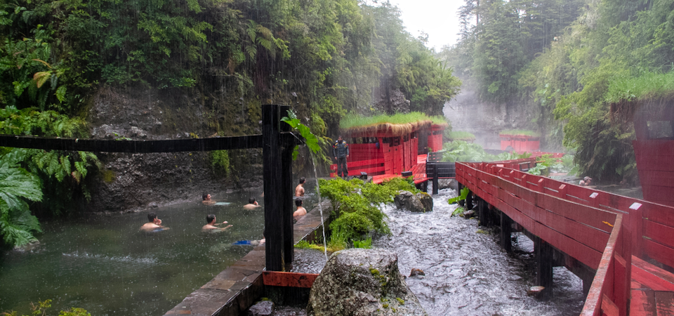 Termas rodeadas de bosque en Pucón